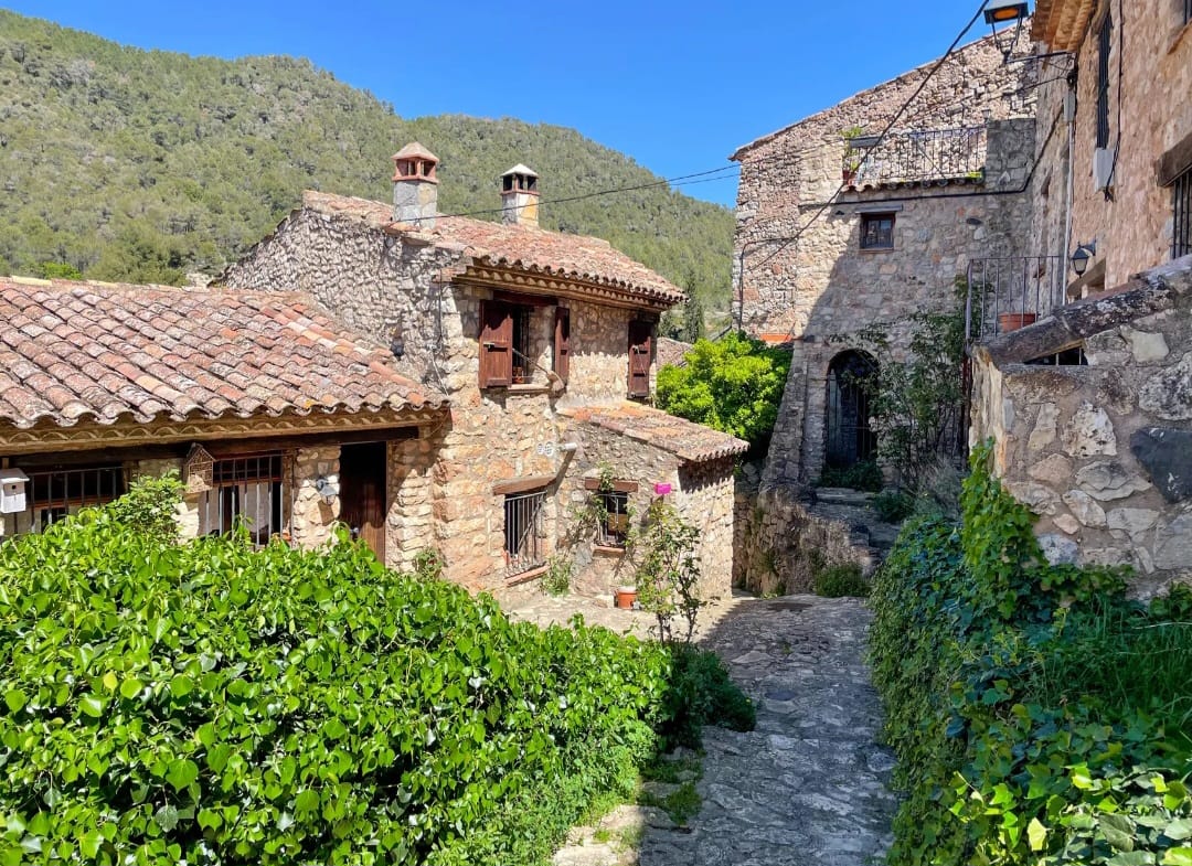 Mont-ral: coves, balmes,  masos, aigua, historia i magdalenes!!